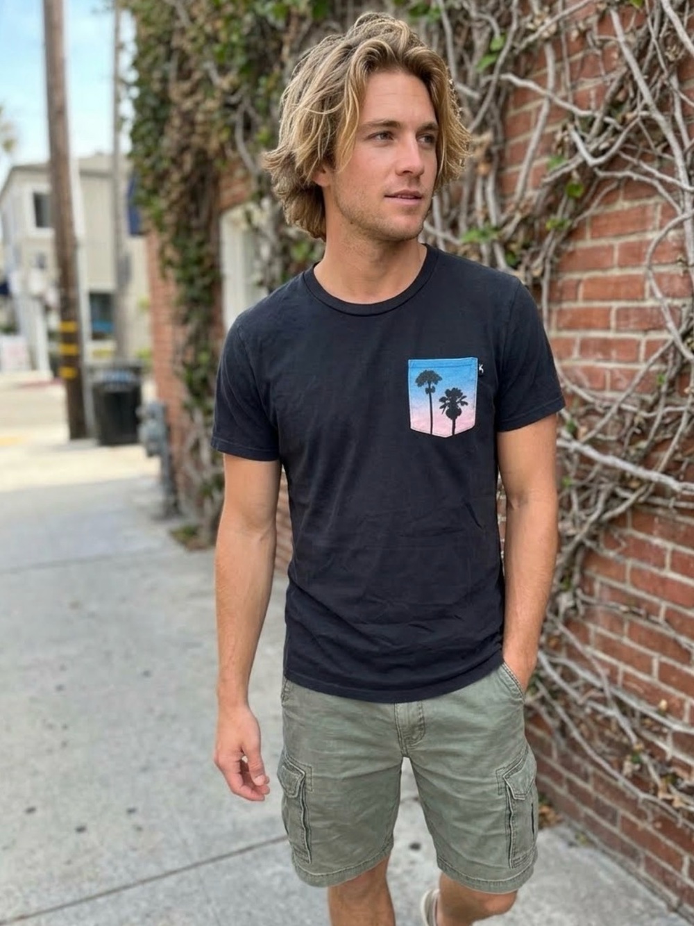 Hollister Black Size M Short-Sleeve Tee with Blue-Pink Palm Pocket